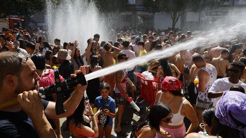 La batucada incluyó fiesta del agua.