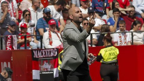 Claudio Gir&aacute;ldez, en su debut como entrenador del primer equipo del Celta en el S&aacute;nchez Pizju&aacute;n.