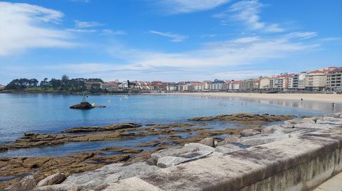 El cielo abri� al mediod�a de este viernes de puente y hubo gente que se zambull� en Silgar, en Sanxenxo