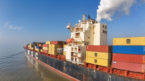 Un buque de la naviera MSC sale del puerto de Amberes.