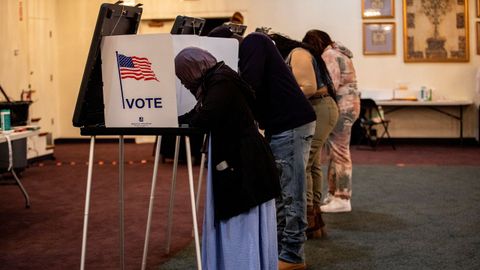 Varias personas votan en un centro electoral de Detroit, Mchigan.