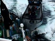 En la foto de la izquierda se ve como dos barcos ecologistas y un ballenero siguen al buque factor�a y en la de la derecha la colisi�n.
