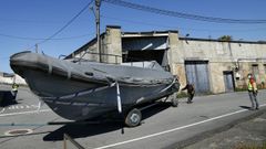 La Polic�a Nacional de Ribeira traslada las narcolanchas encontradas en una nave de Palmeira