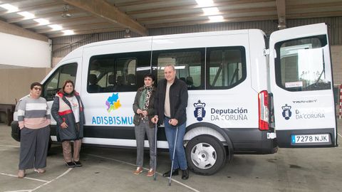 La Deputaci�n entreg� un veh�culo a la asociaci�n Adisbismur en Muros

