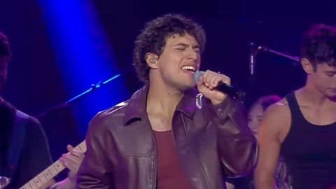 Martín Yáñez, «Tinho», interpreta la canción «Hold the Line»