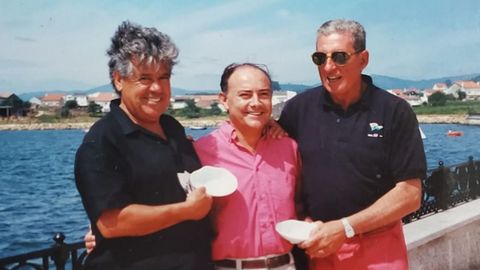 Gonz�lez Cape�ns (a la izquierda), en Noia, junto a Alejandro Seoane y Juancho L�pez Oviedo, fundador del N�utico de Portos�n