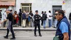 Cola de inmigrantes en Elche para presentar documentaci�n dentro del proceso de regularizaci�n.