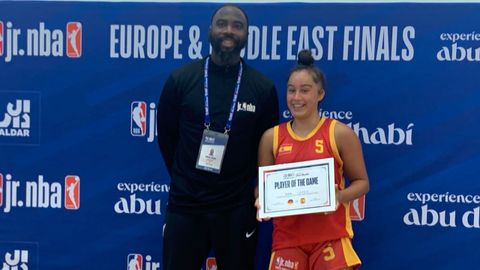 Noa Lpez recibiendo el reconocimiento a mejor jugadora del partido contra Alemania