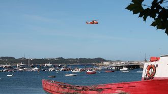 El helic�ptero Helimer 401, de Salvamento Mar�timo, sobrevuela el litoral de O Grove en busca del desaparecido