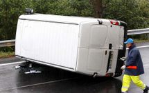 Esta semana se produjeron dos accidentes en Sabad�n (en la imagen un furg�n volcado este lunes).