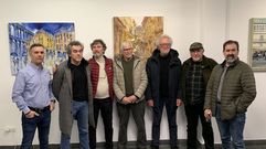 Jos� Blanco, el coordinador de la sala, junto a los artistas que firman las obras