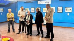 Antonio Losada (segundo por la izquierda) expone en el Casino de la calle Real las acuarelas que pint� este �ltimo a�o.