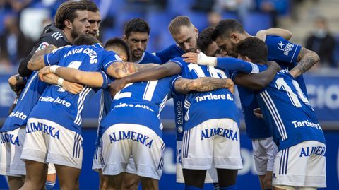 Los jugadores del Oviedo se abrazan antes de la segunda parte ante el Amorebieta