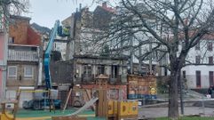 Operarios subidos a una gr�a el pasado lunes, cuando comenzaron las obras de emergencia.