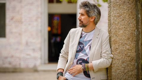 Manel Loureiro posa en la isla de A Toxa
