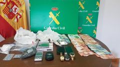 La operaci�n Templaris de la Guardia Civil permiti� incautar este material: 1.300 dosis de coca�na, 100 gramos de marihuana, sustancia de corte, b�sculas de precisi�n, relojes, dinero en efectivo y coches de alta gama