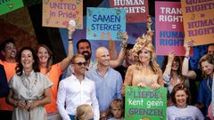 M�xima de Holanda sujeta una pancarta que dice �el amor no conoce l�mites� durante la celebraci�n del Orgullo en �msterdam.