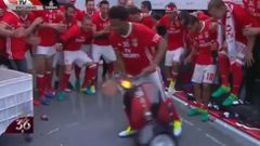 Con la moto en el vestuario