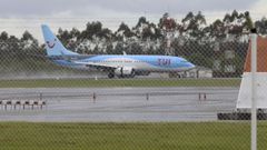 Un avi�n en la pista de aterrizaje del aeropuerto de Santiago-Rosal�a de Castro