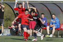 Los jugadores del Chantada B luchan por la zona noble. 