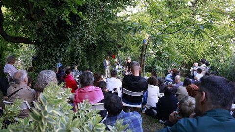 &laquo;Literatura de Sodoma&raquo;. Ademais das voces dunha vintena de poetas que trenzaron na compostel&aacute; Horta da Chas un recital para conxurar a leda despedida do proxecto editorial Chan da P&oacute;lvora, o selo tam&eacute;n presentou un dos seus &uacute;ltimos libros, &laquo;Literatura en Sodoma&raquo;, do que o seu autor, Carlos Quiroga -na imaxe, ao fondo-, deu abondosa noticia.