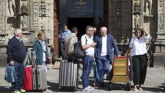 Grupo de turistas en las puertas del Hostal dos Reis Cat�licos, en Santiago.