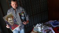 Santiago Monteagudo muestra algunas de sus l�minas y calzado que ha customizado