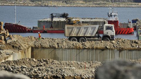 Obras nuevo dique petrolero de Repsol en el puerto exterior.