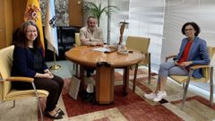 Carmen Mart�nez, a la izquierda, nova directora da residencia, acompa�ada do delegado territorial da Xunta en Lugo, Jos� Manuel Balseiro e da xefa territorial da Conseller�a de Pol�tica Social, Cristina Abades.