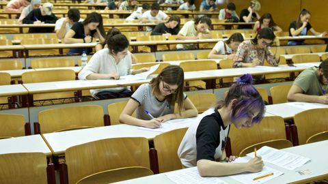 Alumnos valencianos, ayer, en el examen de selectividad