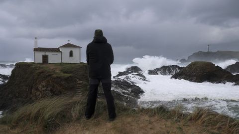 Un visitante fotografiando el espect�culo del oleaje en el entorno de la ermita de la Virxe do Porto, en Meir�s (Valdovi�o).