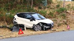Veh&iacute;culo accidentado en la avenida de Nueva York de A Zapateira