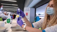 Una sanitaria prepara una dosis de la vacuna de AstraZeneca en el estadio Wanda Metropolitano de Madrid