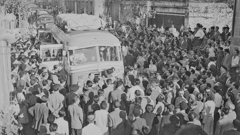 El autobús del Celta en un recibimiento de la afición a comienzo de los años cincuenta