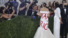 La congresista Ocasio-Cortez luci� un vestido el mensaje �Cobren impuestos a los ricos� en la gala Met.