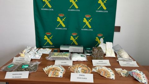 La droga y otros elementos requisados por la Guardia Civil