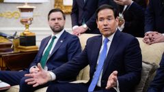 El secretario de Estado de EE.UU., Marco Rubio, en el despacho oval, junto al vicepresidente, JD Vance