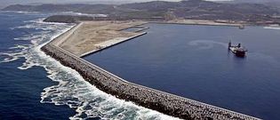 El �mbito de explotaci�n de los recursos marinos se limitar�a a la parte exterior del dique de punta Langosteira.