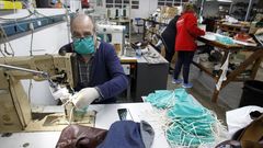 Calzados Losal, en Monforte, fabrica zapatos por la ma�ana y mascarillas por la tarde