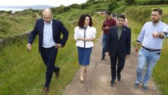 Carlos Gil, Olimpia L�pez, Pedro Blanco y Francisco Cajoto, en primer plano, ayer en el paseo de Arealonga donde se va a actuar