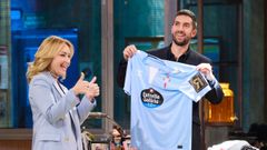 <span lang= gl >Marin Mourio, coa camiseta do Celta co patrocinio de La Revuelta nunha estratexiaque opta ao Premio Paraugas.</span>