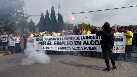 Los 317 trabajadores de la planta avilesina de Alcoa se concentraron hoy frente a la fbrica de San Balandrn, en protesta y en lucha contra el cierre de la aluminera, que supondra el despido colectivo