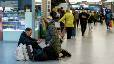 Pasajeros a la espera en la estaci�n de Atocha tras suspenderse la circulaci�n entre Madrid y Andaluc�a
