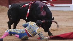 El diestro Diego Urdiales durante la faena a su primer toro en el festejo de la feria taurina de Begoa
