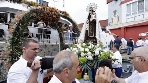 Procesi&oacute;n mar&iacute;tima de Burela de 2025 con la imagen de la Virgen del Carmen