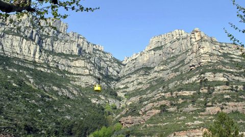 El teleférico más antiguo de España y uno de los más antiguos de Europa, el Aeri de Montserrat, cumple mañana 85 años de vida, en los que ha subido a 17 millones de pasajeros y peregrinos en más de 200.000 viajes desde el río Llobregat hasta el santuario de la virgen negra de Montserrat.