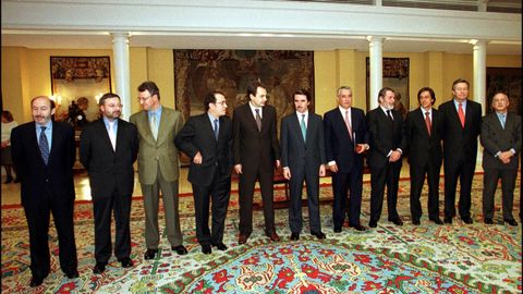Prez Rubalcaba (primero por la izquierda) con los firmantes del pacto antiterrorista contra ETA en el 2000