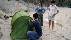 Preparativos para acampar en la playa del Orzn la vspera de San Xon.