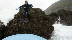 Un percebeiro saltando de una roca en Cedeira