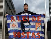 Vasileiadis, con la bandera que se hizo c�lebre en Sar, en su primera visita a Santiago. 